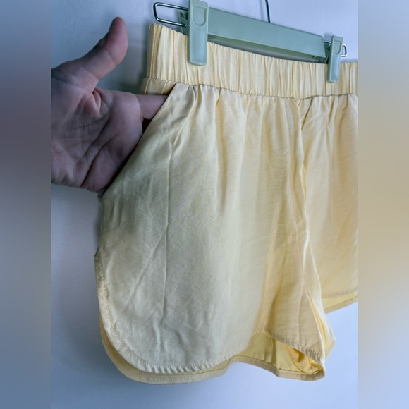 Rumours butter yellow shorts • NWT • Women’s small - Picture 2 of 7